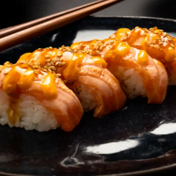 Nigiri de salmón flambeado 3u