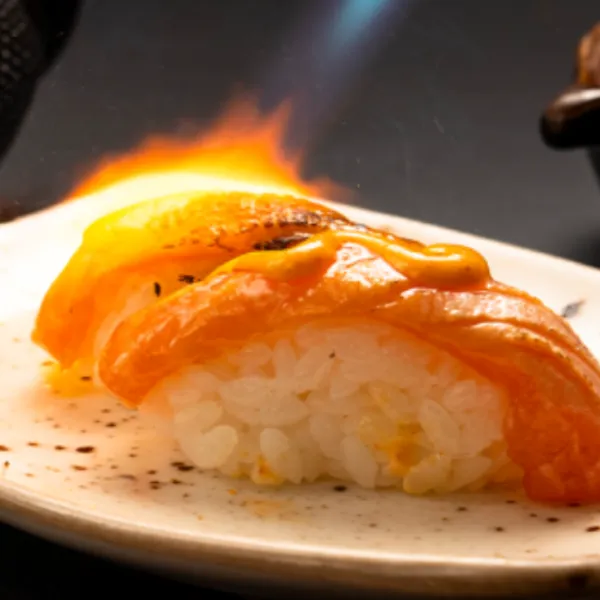 Nigiri de atún flambeado 3u