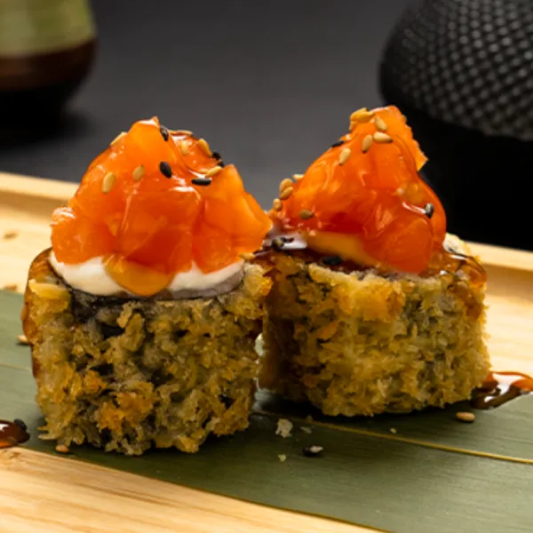 Hosomaki frito de salmón 8u